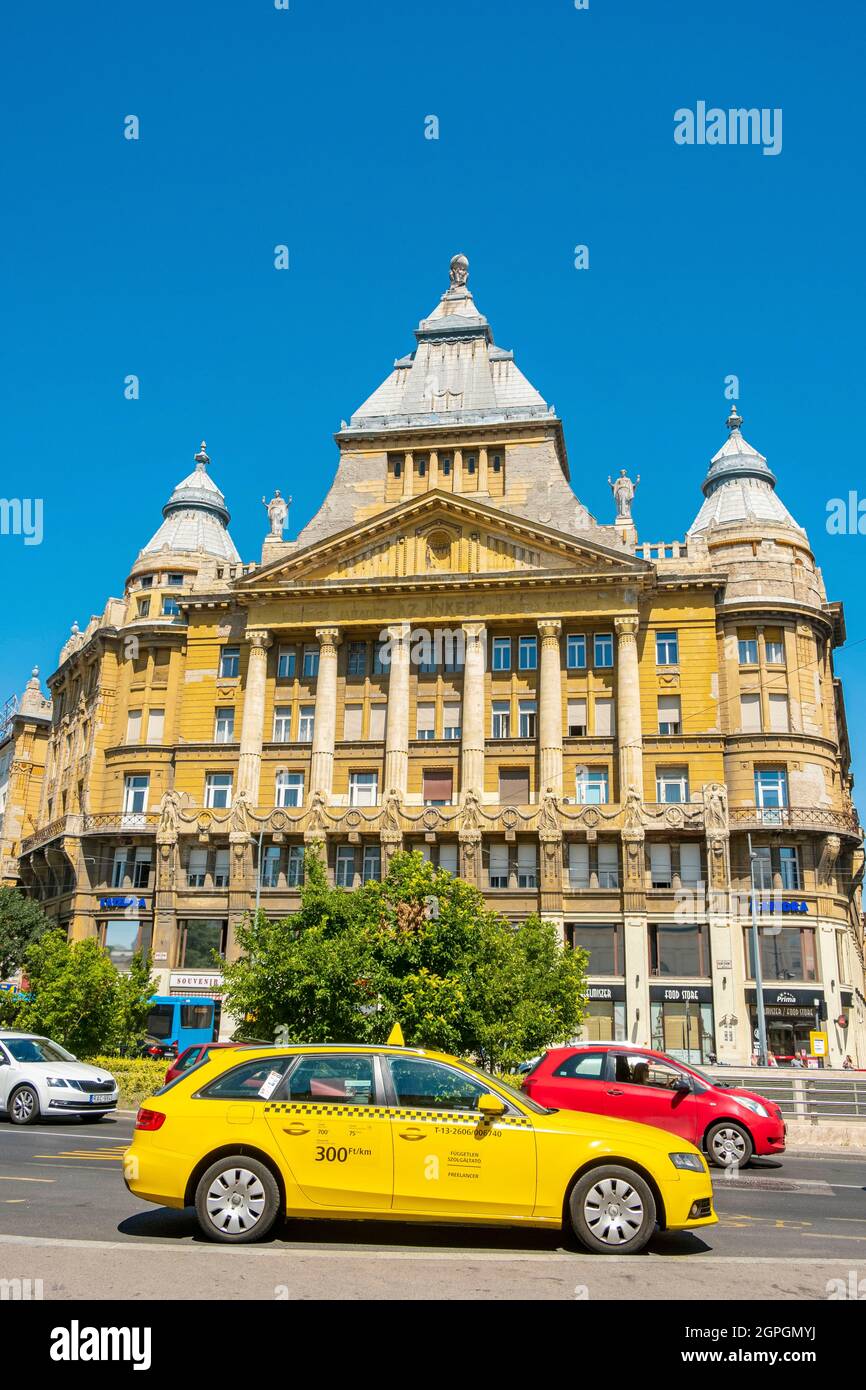 Ungheria, Budapest, dichiarata Patrimonio Mondiale dell'Umanità dall'UNESCO, edificio Deco, piazza Deak Ferenc, taxi Foto Stock