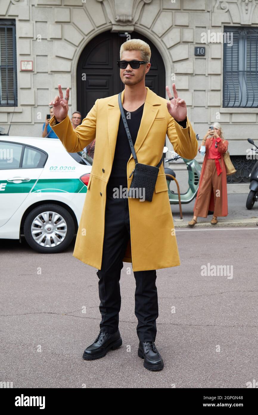 MILANO, ITALIA - 25 SETTEMBRE 2021: Ross Butler con cappotto giallo e occhiali da sole neri prima della sfilata di moda Salvatore Ferragamo, Milano Fashion Week Foto Stock