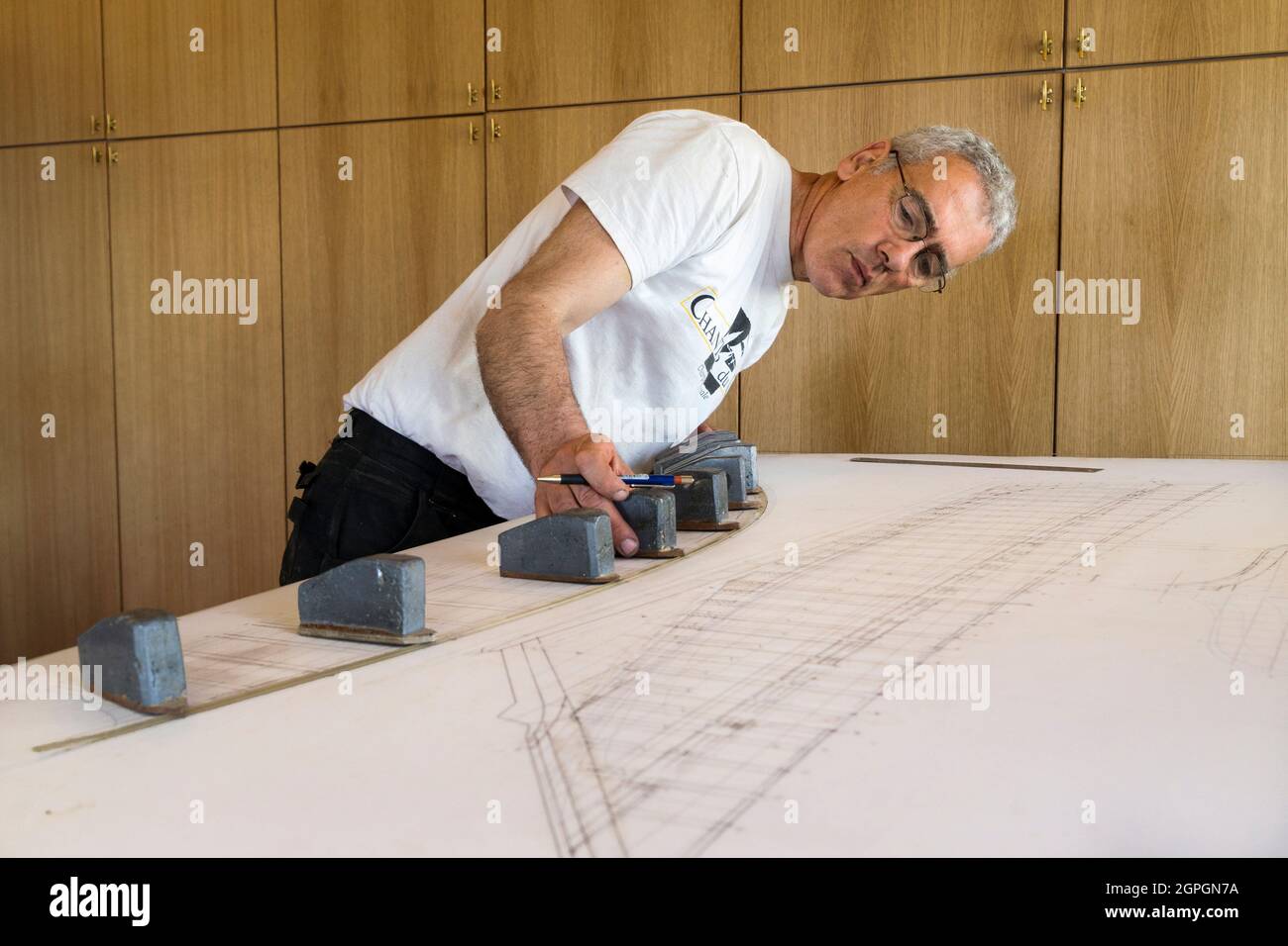 Francia, Finistere, Brest, Guip Shipyard, yann Mauffret, responsabile del cantiere, presso il tabellone Foto Stock