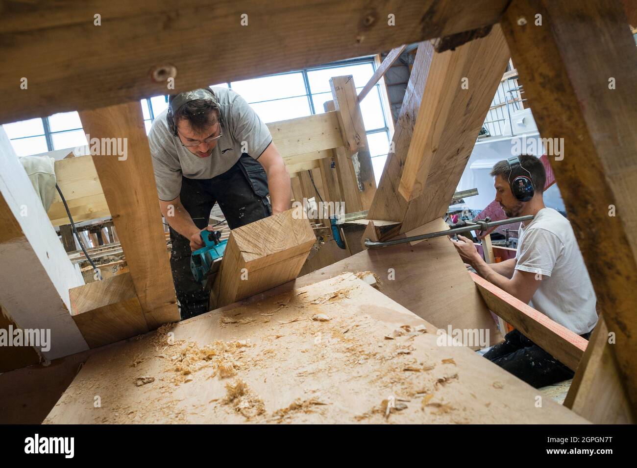 Francia, Finistere, Brest, Guip Shipyard, un carpentiere marino che lavora sulla gabare l'Audiernais Foto Stock