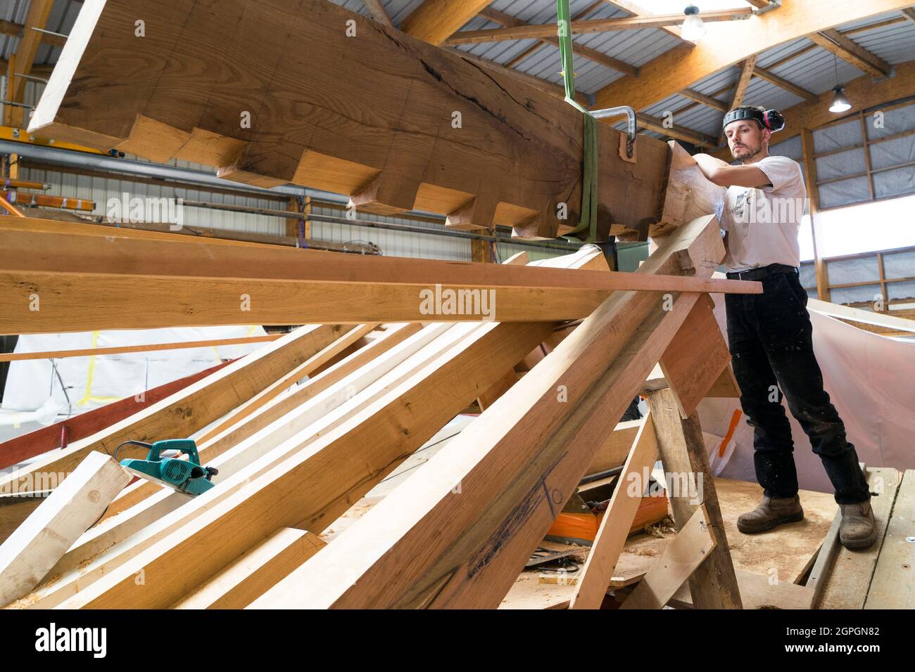 Francia, Finistere, Brest, Guip Shipyard, un carpentiere marino che lavora sulla gabare l'Audiernais Foto Stock