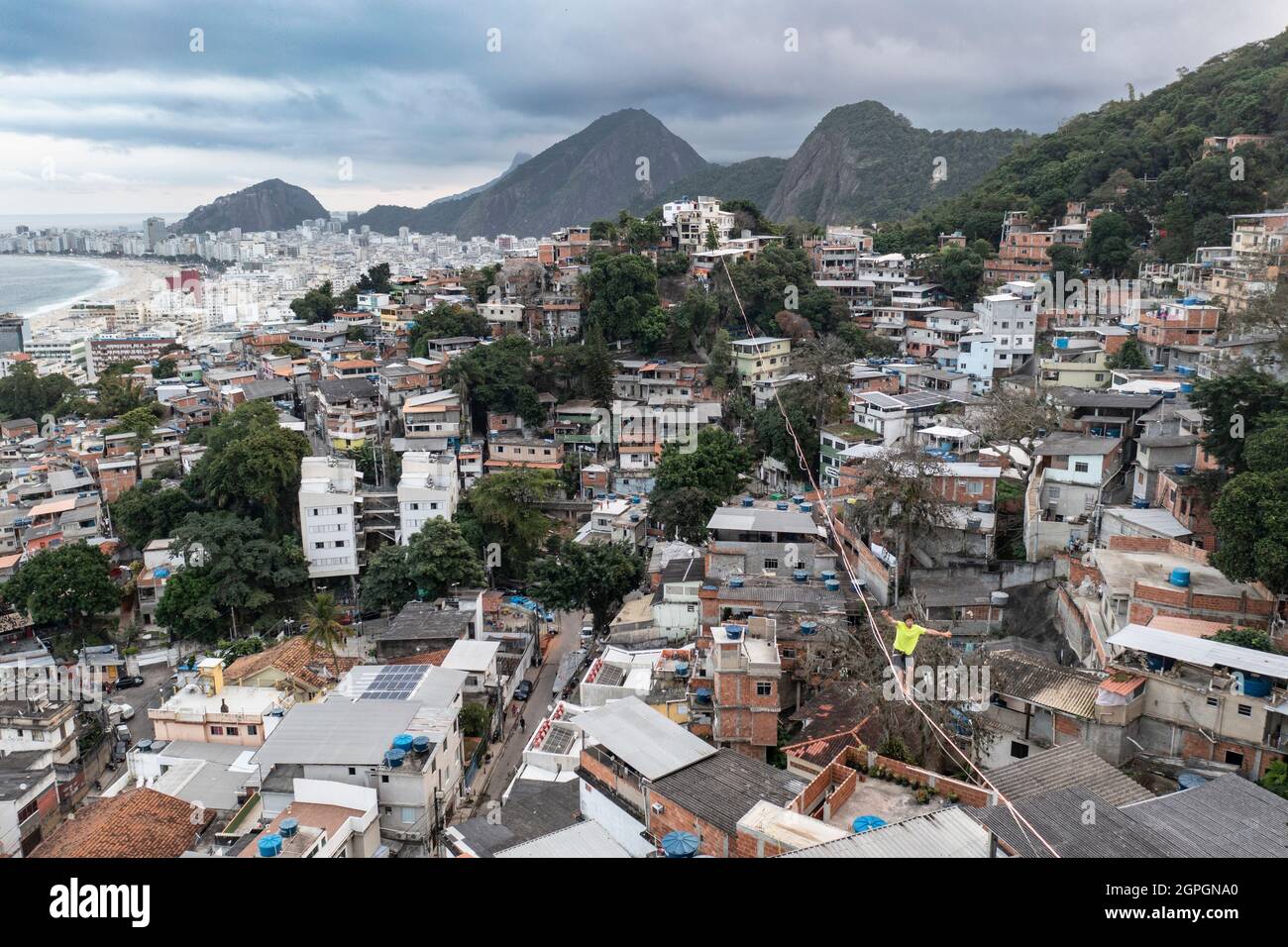 Brasile, Rio de Janeiro, slackline sopra la favela Babilonia che si affaccia sulla spiaggia di Copacabana, highliner Antony Newton e Pablo Signoret, più campioni del mondo Foto Stock