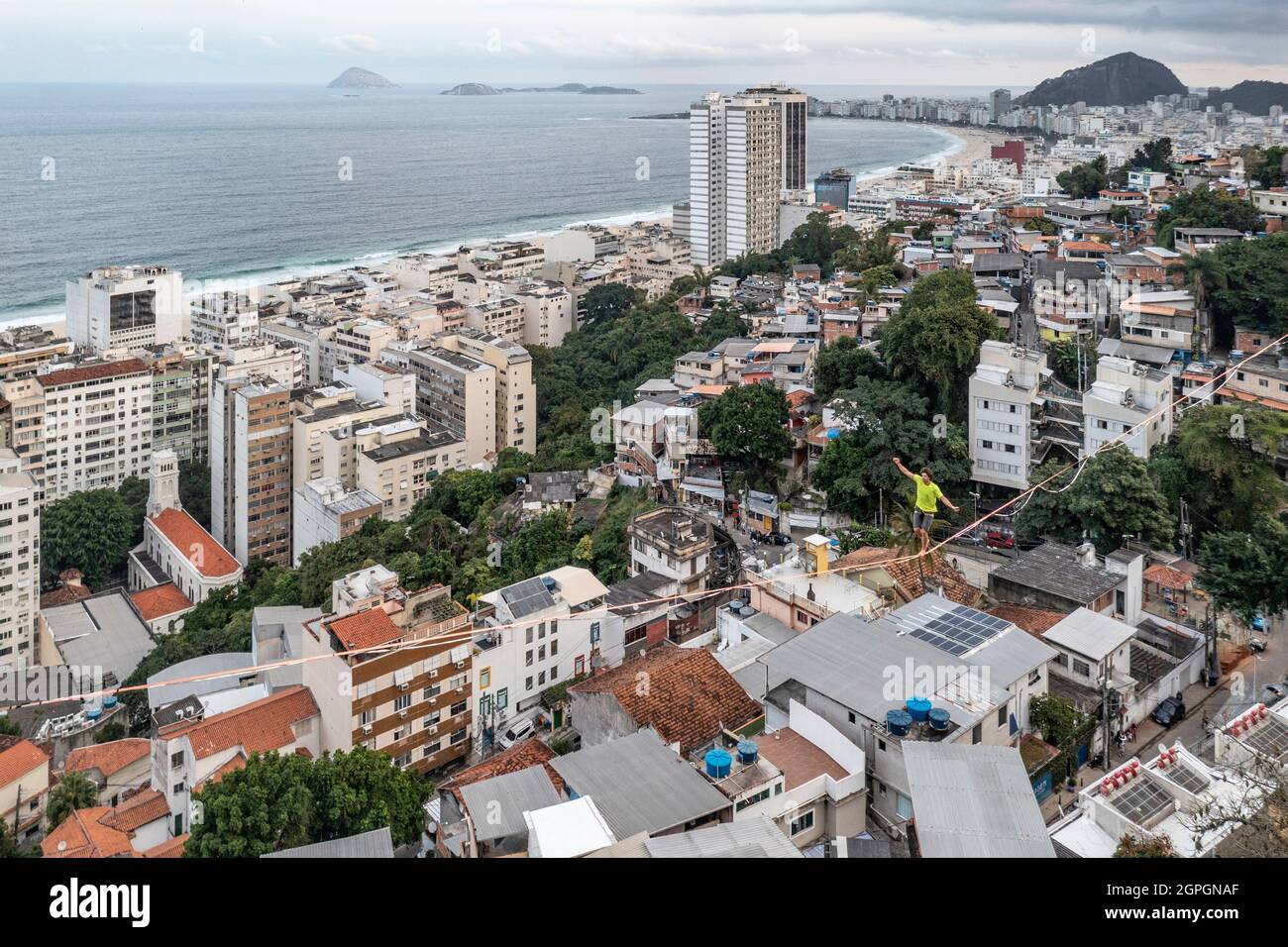 Brasile, Rio de Janeiro, slackline sopra la favela Babilonia che si affaccia sulla spiaggia di Copacabana, highliner Antony Newton e Pablo Signoret, più campioni del mondo Foto Stock