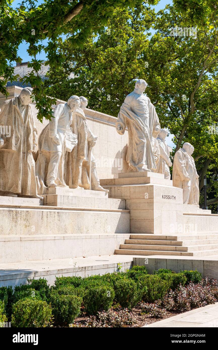 Ungheria, Budapest, dichiarata Patrimonio Mondiale dell'Umanità dall'UNESCO, distretto di Pest, piazza e statua di Lajos Kossuth Foto Stock