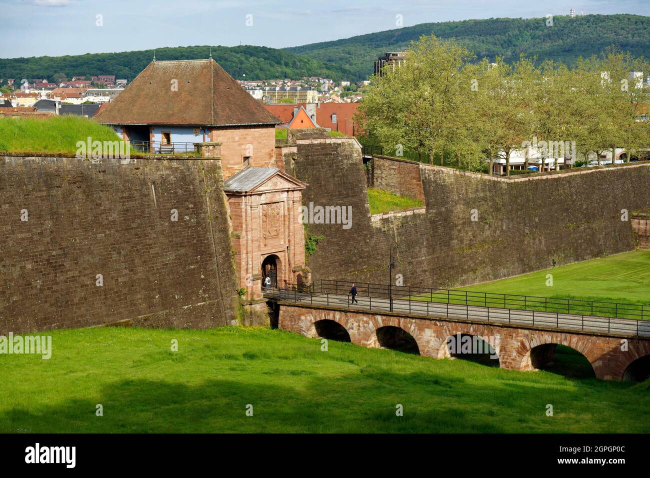 Francia, territorio di Belfort, Belfort, cittadella di Vauban, castello, Porta Brisach, porta d'ingresso della città vecchia, ultima porta rimanente dell'era Vauban (1687) Foto Stock