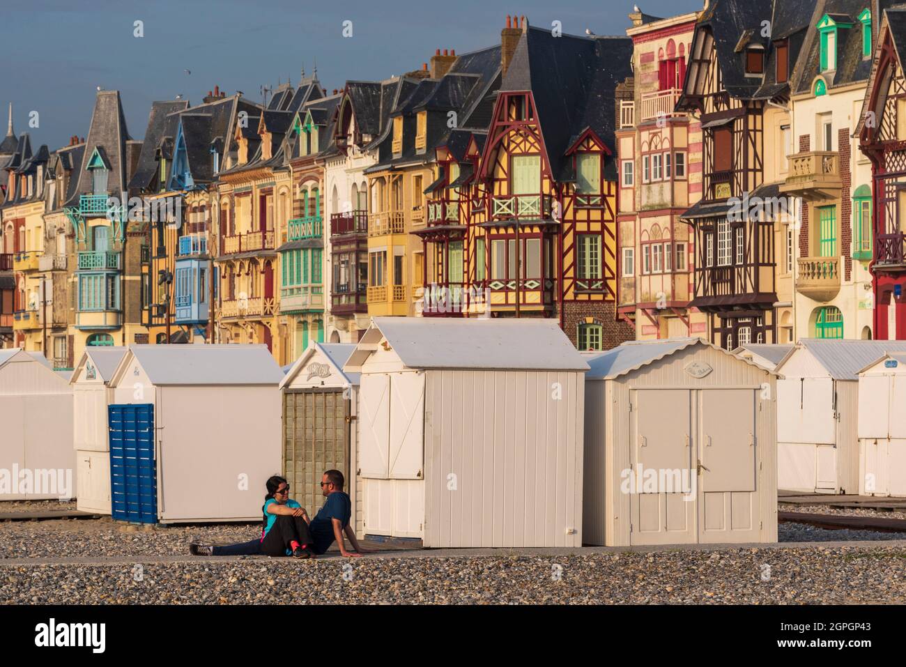 Francia, Somme, Mers les Bains, ville in stile Art Nouveau e cabine sulla spiaggia Foto Stock