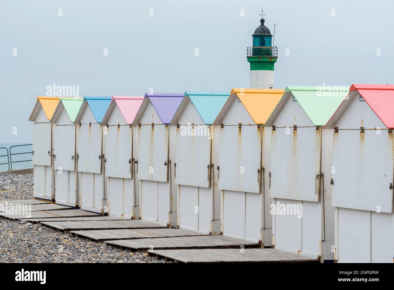 Francia, Senna Marittima, le Treport, capanne sulla spiaggia, faro Foto Stock