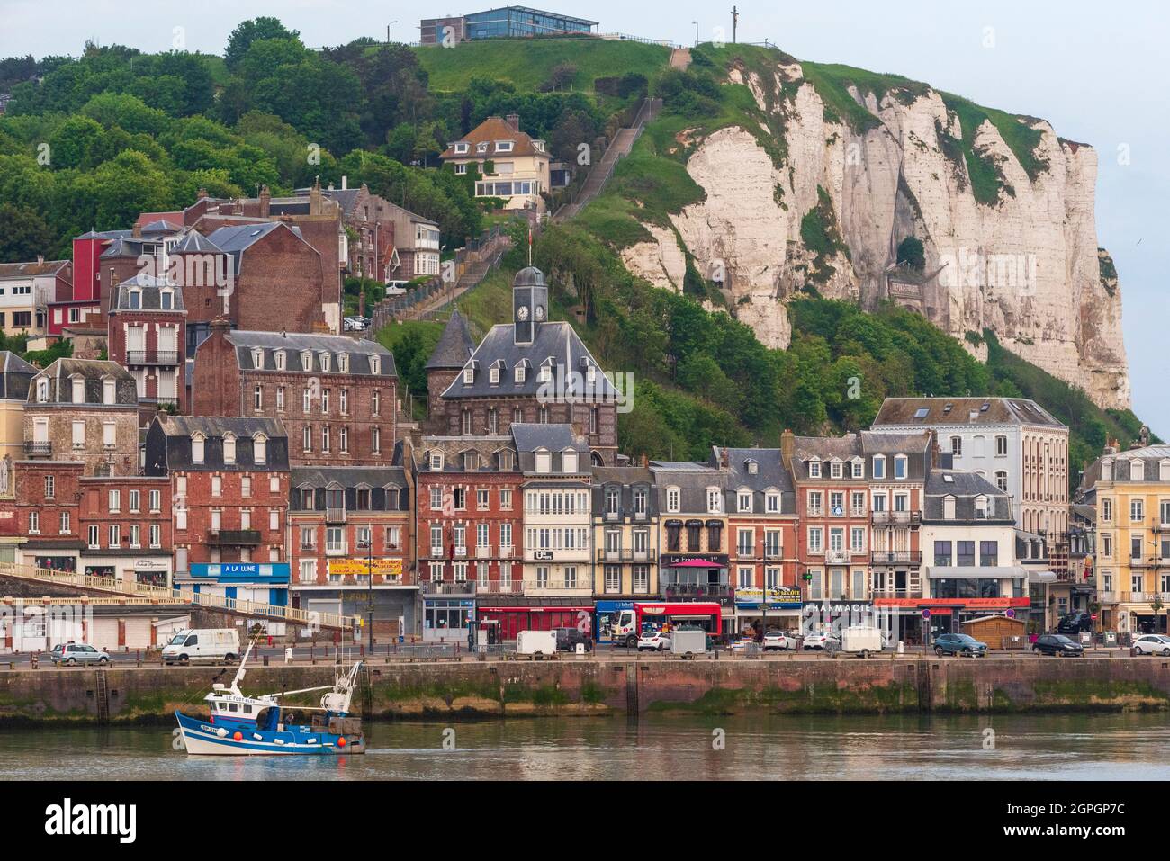 Francia, Senna Marittima, le Treport, il porto e la barca da pesca Foto Stock