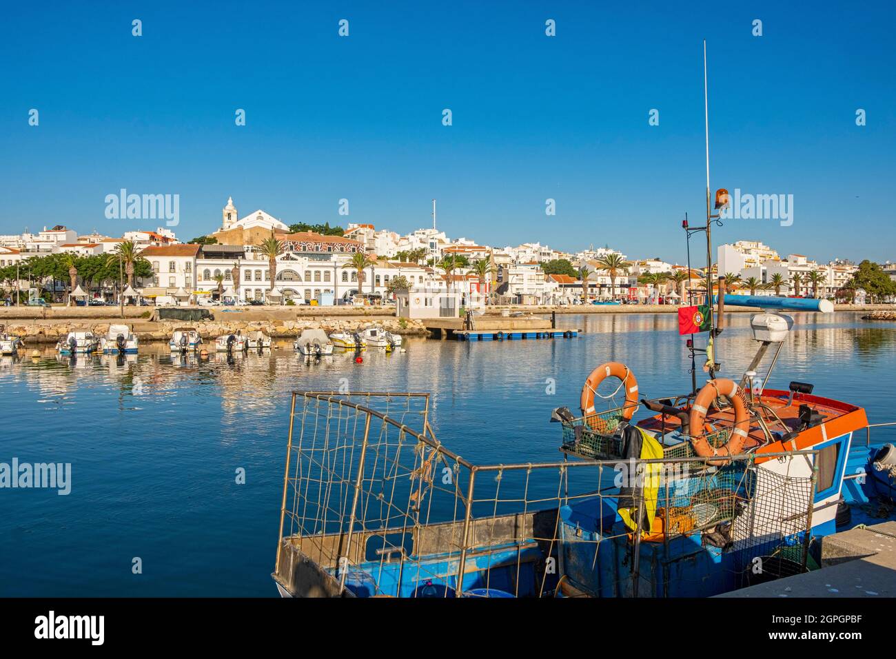 Portogallo, Algarve, Lagos, il porto dei pescatori e la città vecchia Foto Stock