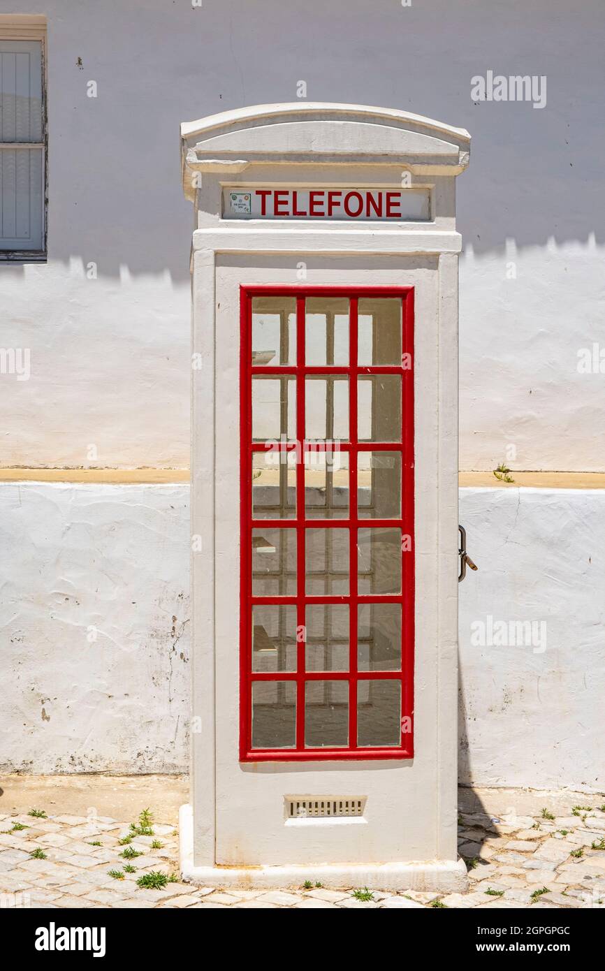 Portogallo, Algarve, Tavira, Ria Formosa parco naturale, Cacela Velha, telefono Fabien con London Look Foto Stock