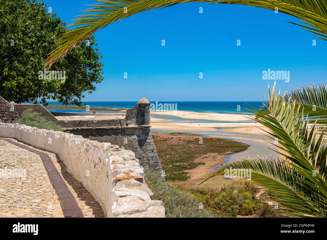 Portogallo, Algarve, Tavira, parco naturale Ria Formosa, fortezza di Cacela Velha Foto Stock