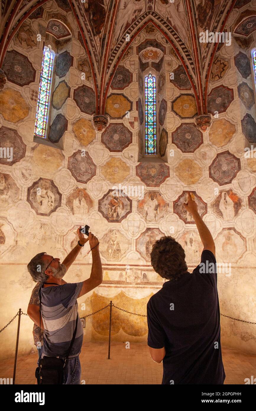 Francia, Gers, la Romieu, etichettato Les Plus Beaux Villages de France (i villaggi più belli di Francia), sosta sulla strada per Saint Jacques de Compostelle, patrimonio mondiale dell'UNESCO, dipinti murali nello scristie della chiesa collegiata Foto Stock