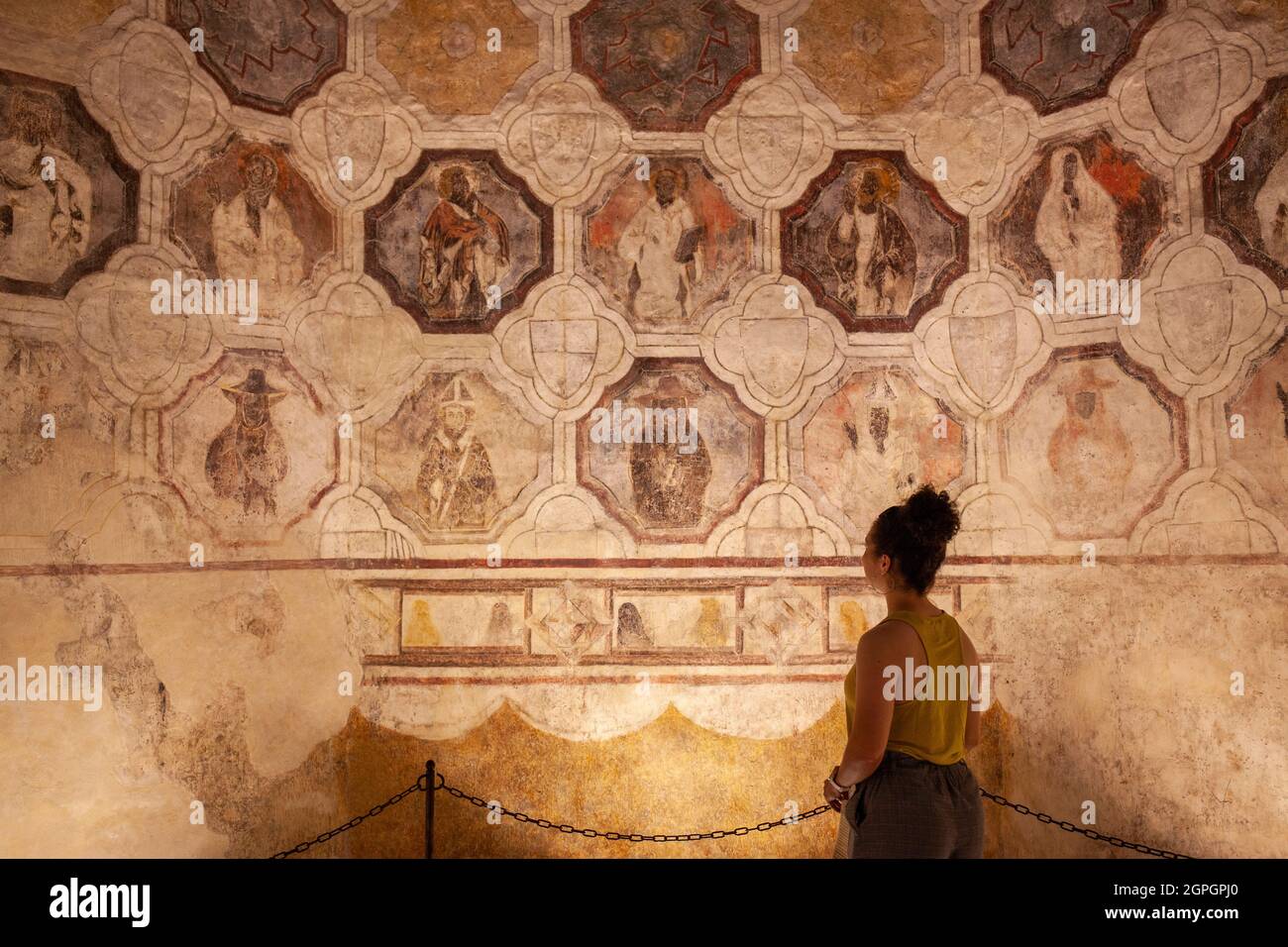 Francia, Gers, la Romieu, etichettato Les Plus Beaux Villages de France (i villaggi più belli di Francia), sosta sulla strada per Saint Jacques de Compostelle, patrimonio mondiale dell'UNESCO, dipinti murali nello scristie della chiesa collegiata Foto Stock