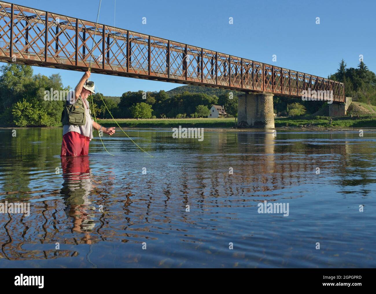 Francia, Aquitania, Dordogna, Périgord nero, Garrit, pescatore al volo nella Dordogna Foto Stock