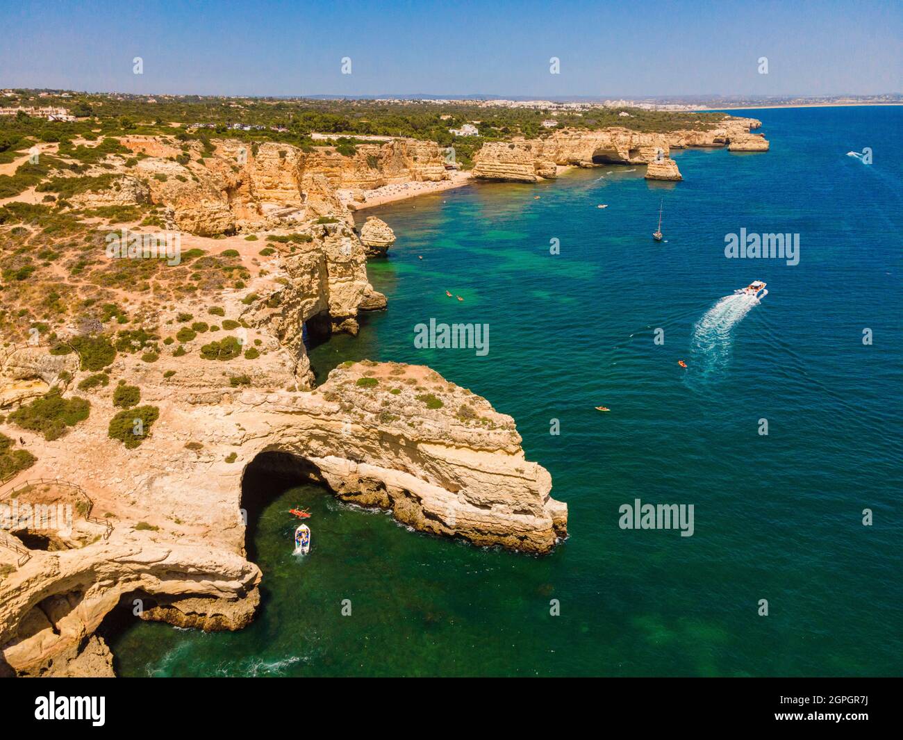 Portogallo, Algarve, Albufeira, Praia do Co Raivoso, arco naturale (vista aerea) Foto Stock