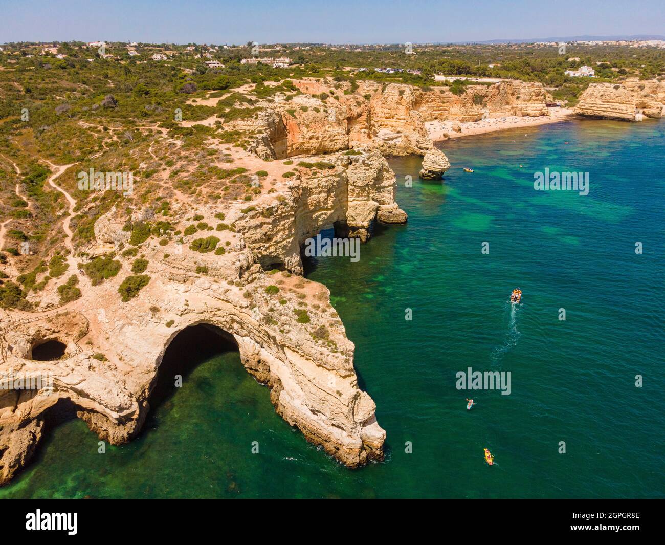 Portogallo, Algarve, Albufeira, Praia do C&#257;o Raivoso, arco naturale (vista aerea) Foto Stock