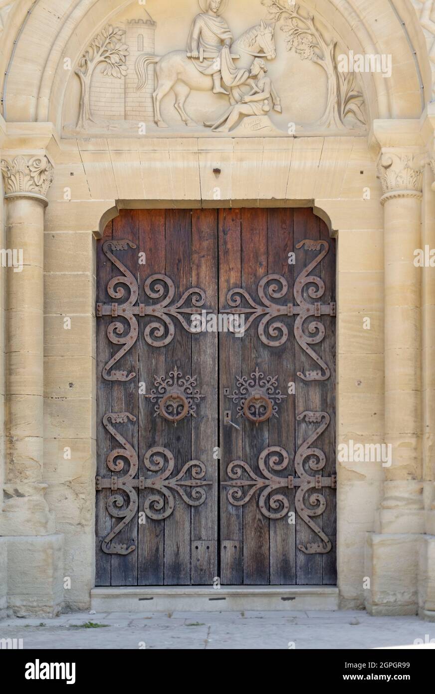 Francia, Calvados, Creully, porta della chiesa Foto Stock