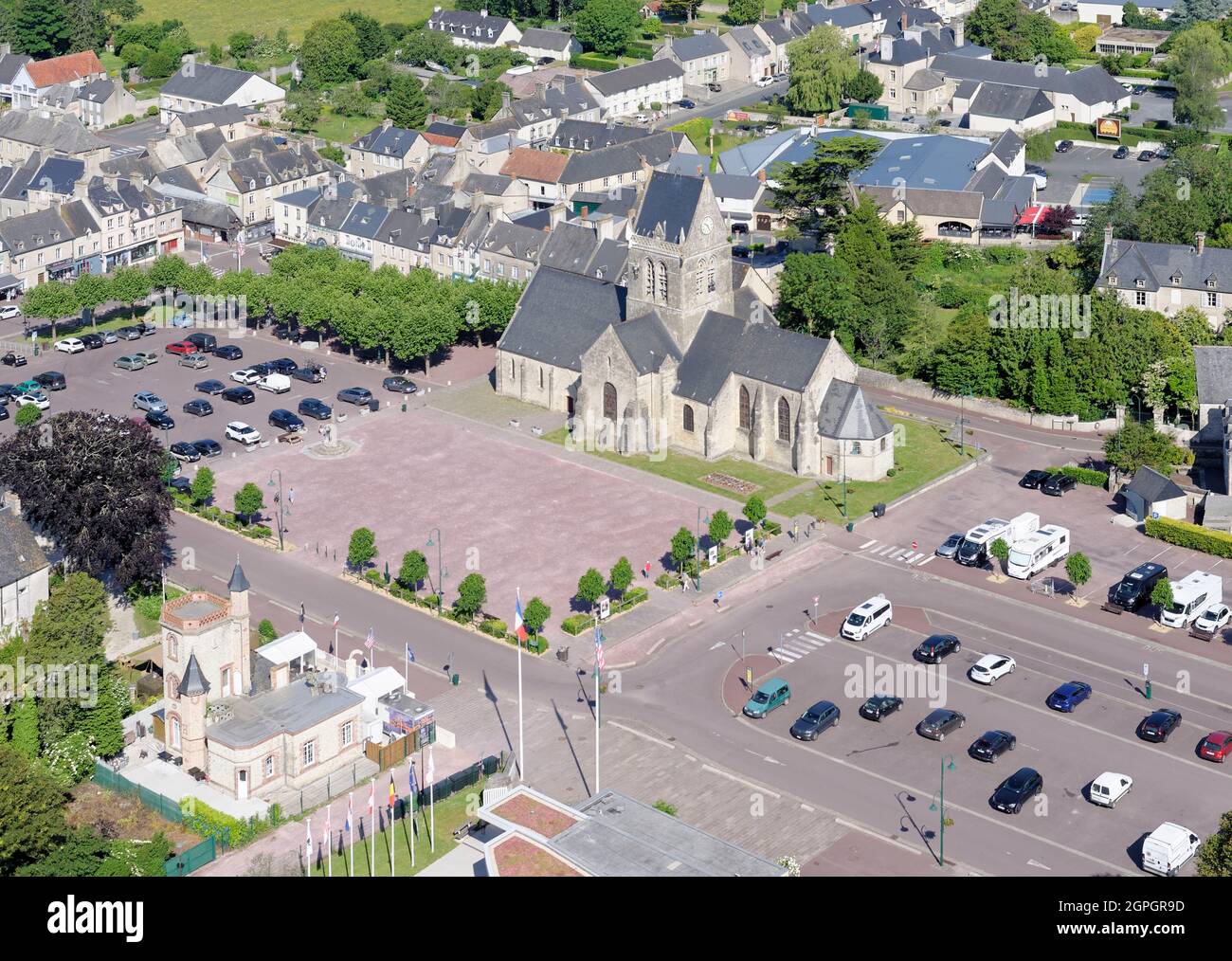 Francia, Manica, Sainte Mere Eglise, un paracadute è visibile sul campanile della chiesa in memoria del privato John Steele (vista aerea) Foto Stock