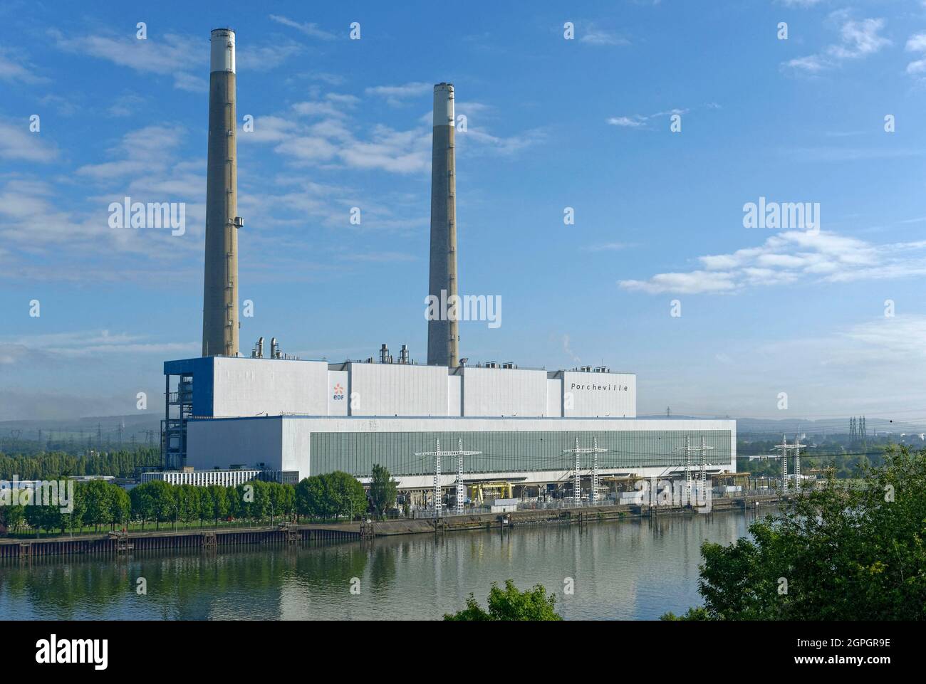 Francia, Yvelines, Porcheville, la centrale termica EDF al confine con la Senna, alimentata da combustibile pesante, i camini sono alti 220 metri Foto Stock