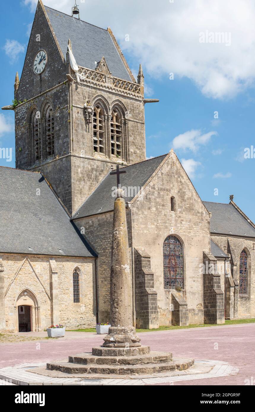 Francia, Manica, Sainte Mere Eglise, un paracadute è visibile sul campanile della chiesa in memoria del privato John Steele Foto Stock