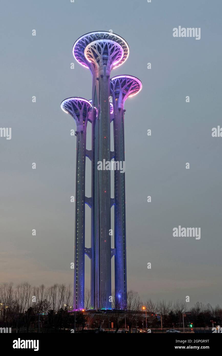 Cina, Pechino (Pechino), Parco Olimpico, tour (voto) 258 metri di altezza, simboleggia gli anelli olimpici Foto Stock