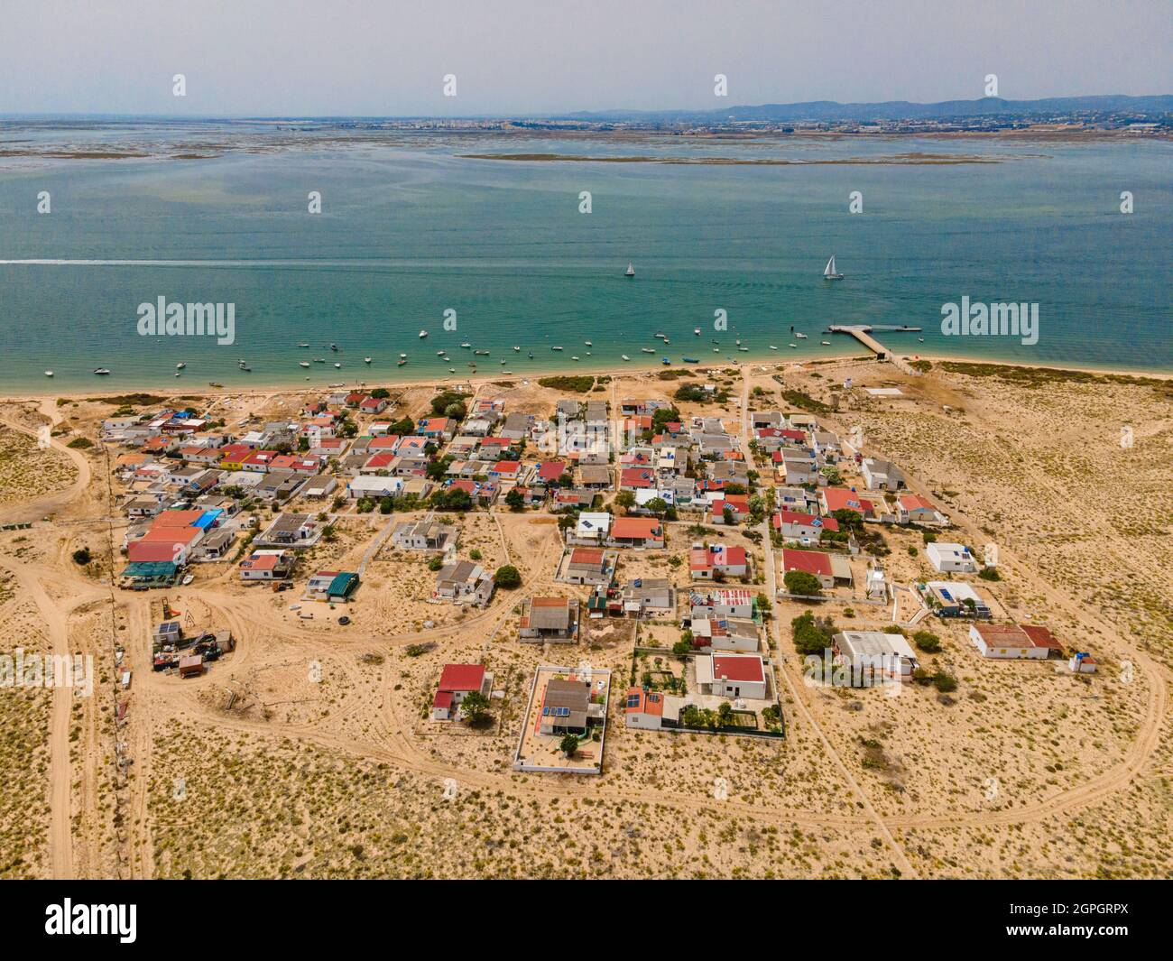 Portogallo, Algarve, Faro, isola o Ilha da Culatra, Hangares (vista aerea) Foto Stock