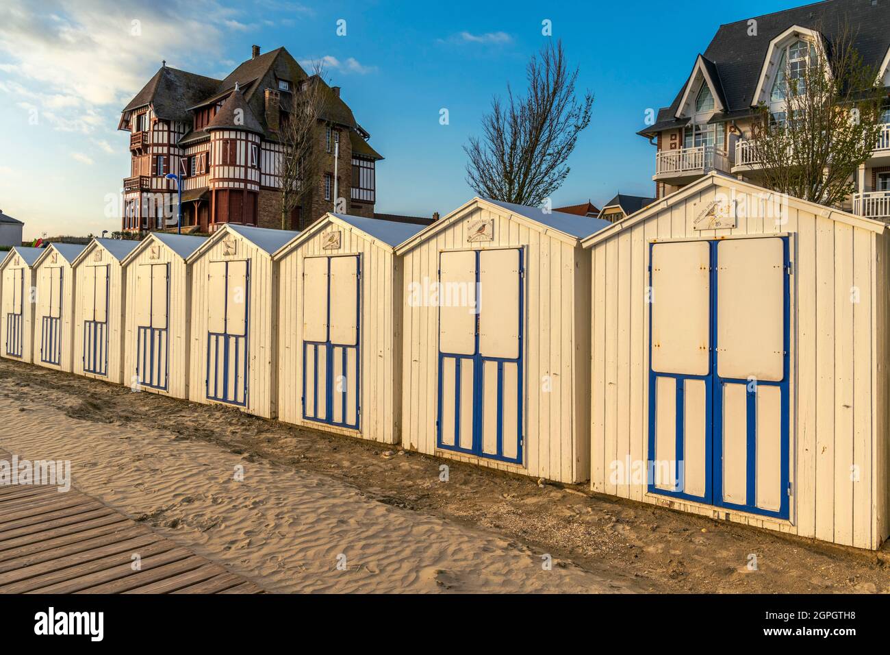 Francia, Somme, Baie de Somme, le Crotoy, la spiaggia in primavera sera, le cabine spiaggia di fronte alle ville Belle Epoque Foto Stock