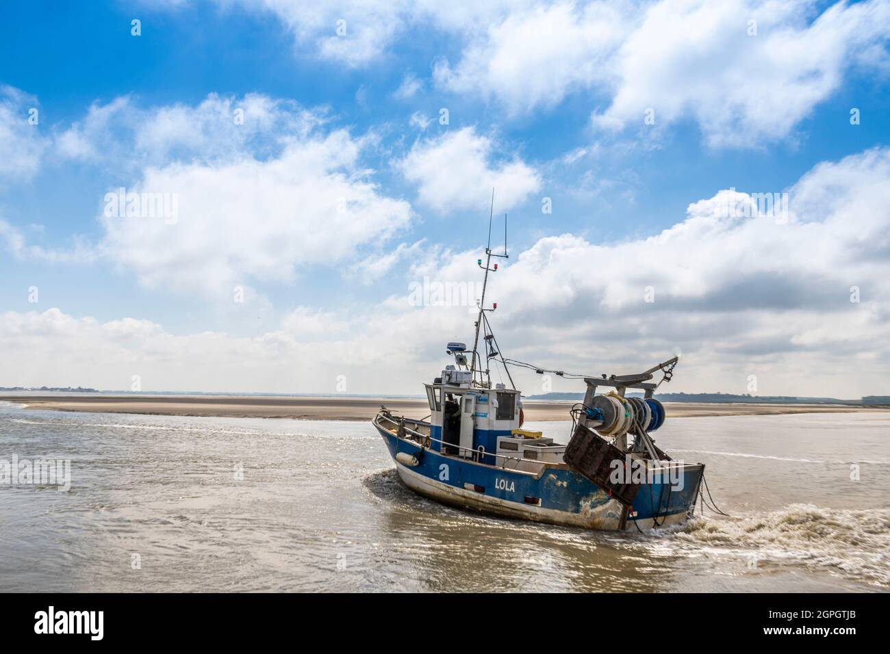 Francia, Somme, Baie de Somme, le Hourdel, l'arrivo della marea crescente consente ai pescherecci da traino di tornare al porto e scaricare la loro pesca per gamberetti grigi (chiamati cavallette) o di andare a pesca, sono accompagnati da escursionisti quando entrano nel canale stretto Foto Stock