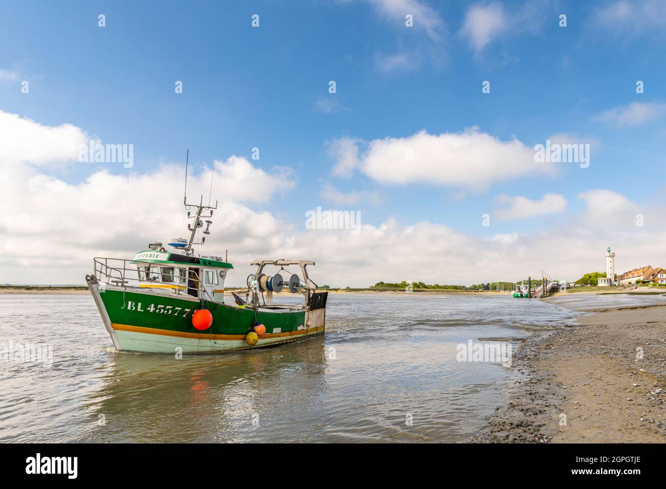 Francia, Somme, Baie de Somme, le Hourdel, l'arrivo della marea crescente consente ai pescherecci da traino di tornare al porto e scaricare la loro pesca per gamberetti grigi (chiamati cavallette) o di andare a pesca, sono accompagnati da escursionisti quando entrano nel canale stretto Foto Stock