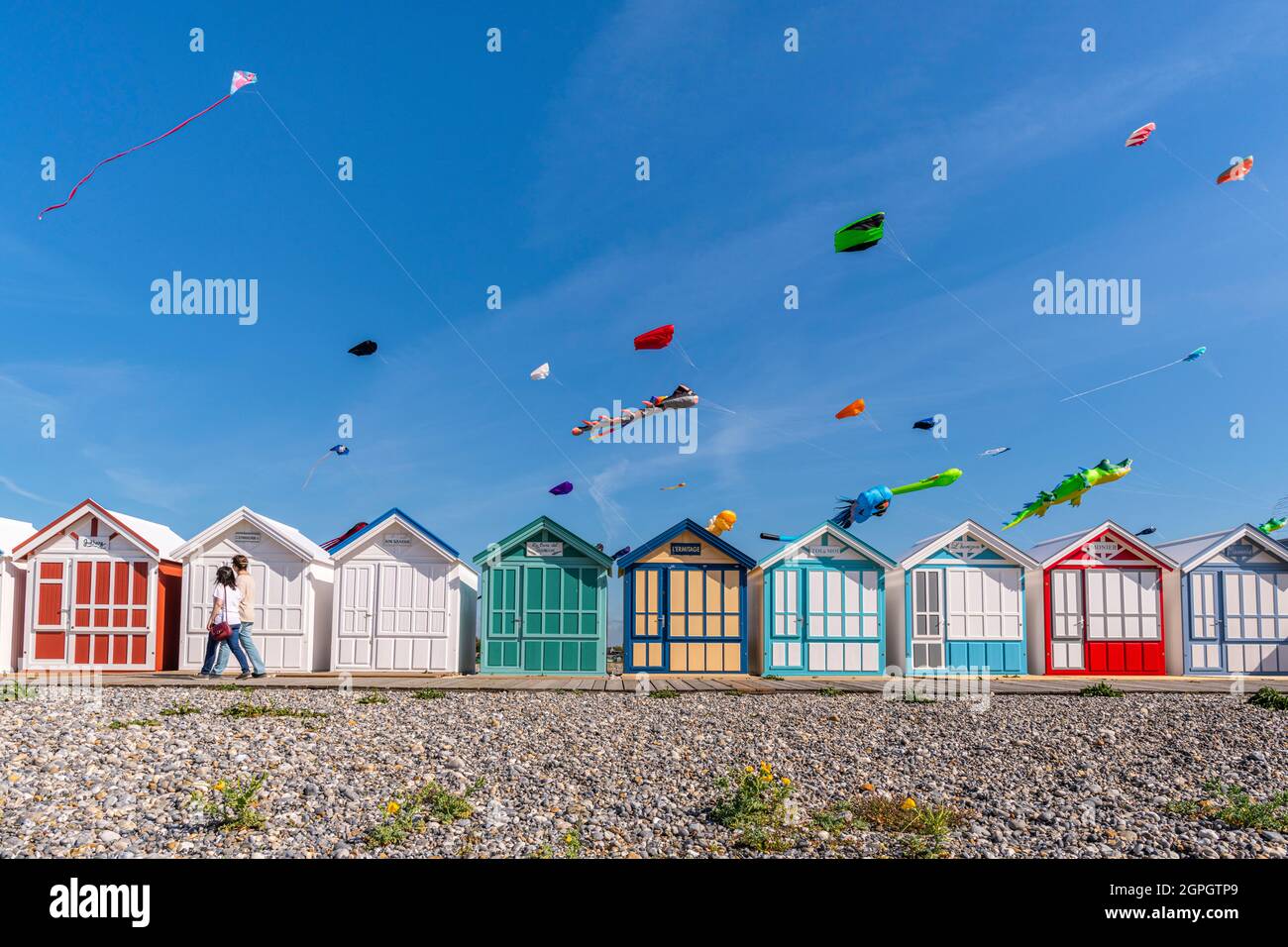 Francia, Somme, Baie de Somme, Cayeux sur mer, il festival Kite lungo il percorso delle tavole e cabine sulla spiaggia Foto Stock