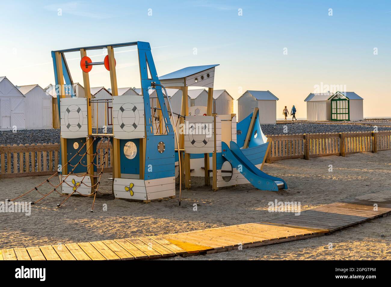 Francia, Somme, Baie de Somme, Cayeux sur mer, il festival Kite lungo il percorso delle tavole e cabine sulla spiaggia Foto Stock