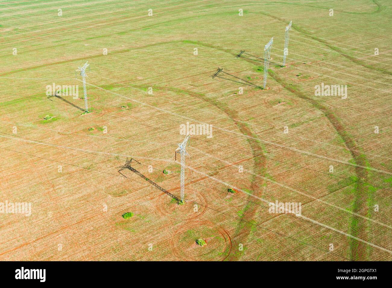 Viste aeree delle linee elettriche attraverso la giungla in Brasile. Foto Stock