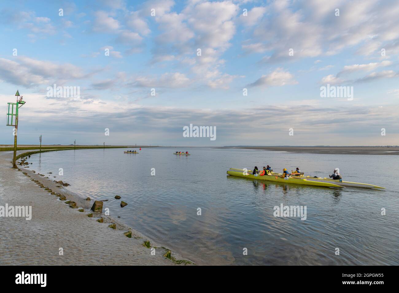 Francia, Somme, Baie de Somme, Saint Valery sur Somme, Cap Hornu, gite in canoa polinesiana (chiamata vaa'a) sul canale della Somme Foto Stock