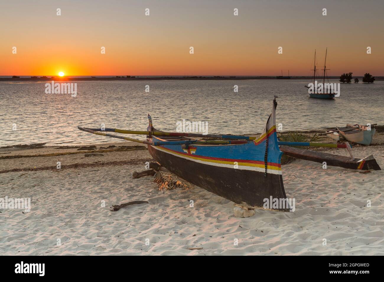 Madagascar, regione di Menabe, Belo-sur-Mer, canale del Mozambico, canoa e dhow Foto Stock