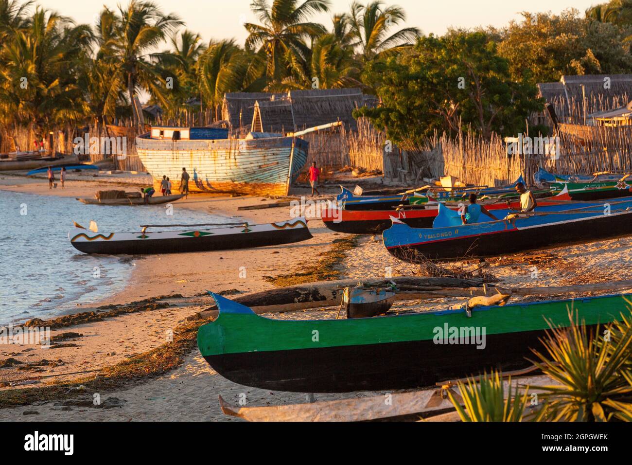 Madagascar, regione di Menabe, Belo-sur-Mer, canale del Mozambico, canoa e dhow Foto Stock