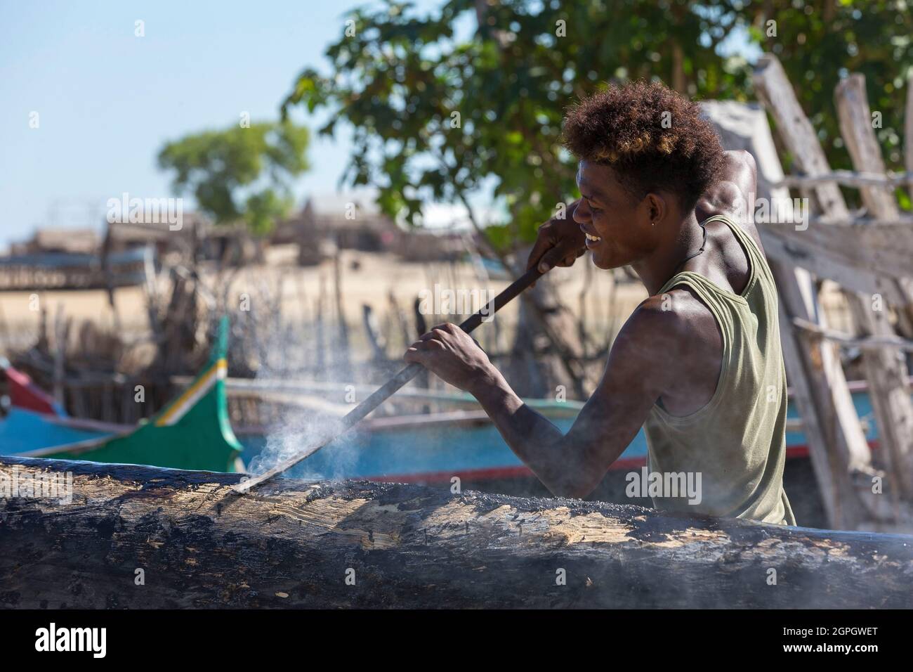 Madagascar, regione di Menabe, Belo-sur-Mer, produzione di canoe Foto Stock