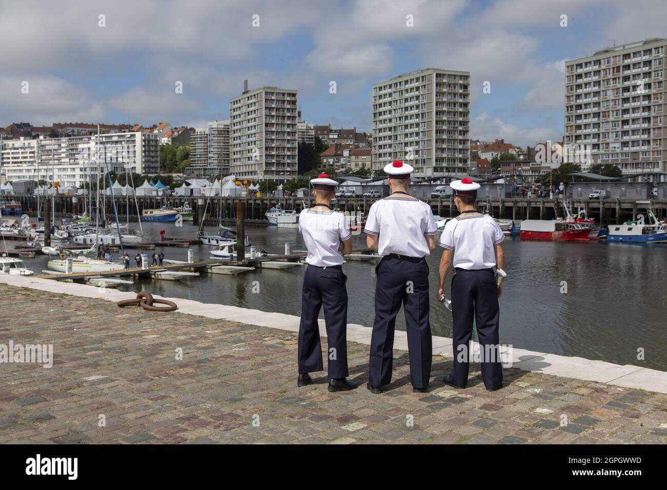 francia, pas de calais, boulogne sur mer, festa del mare, 3 marinai che guardano le barche Foto Stock