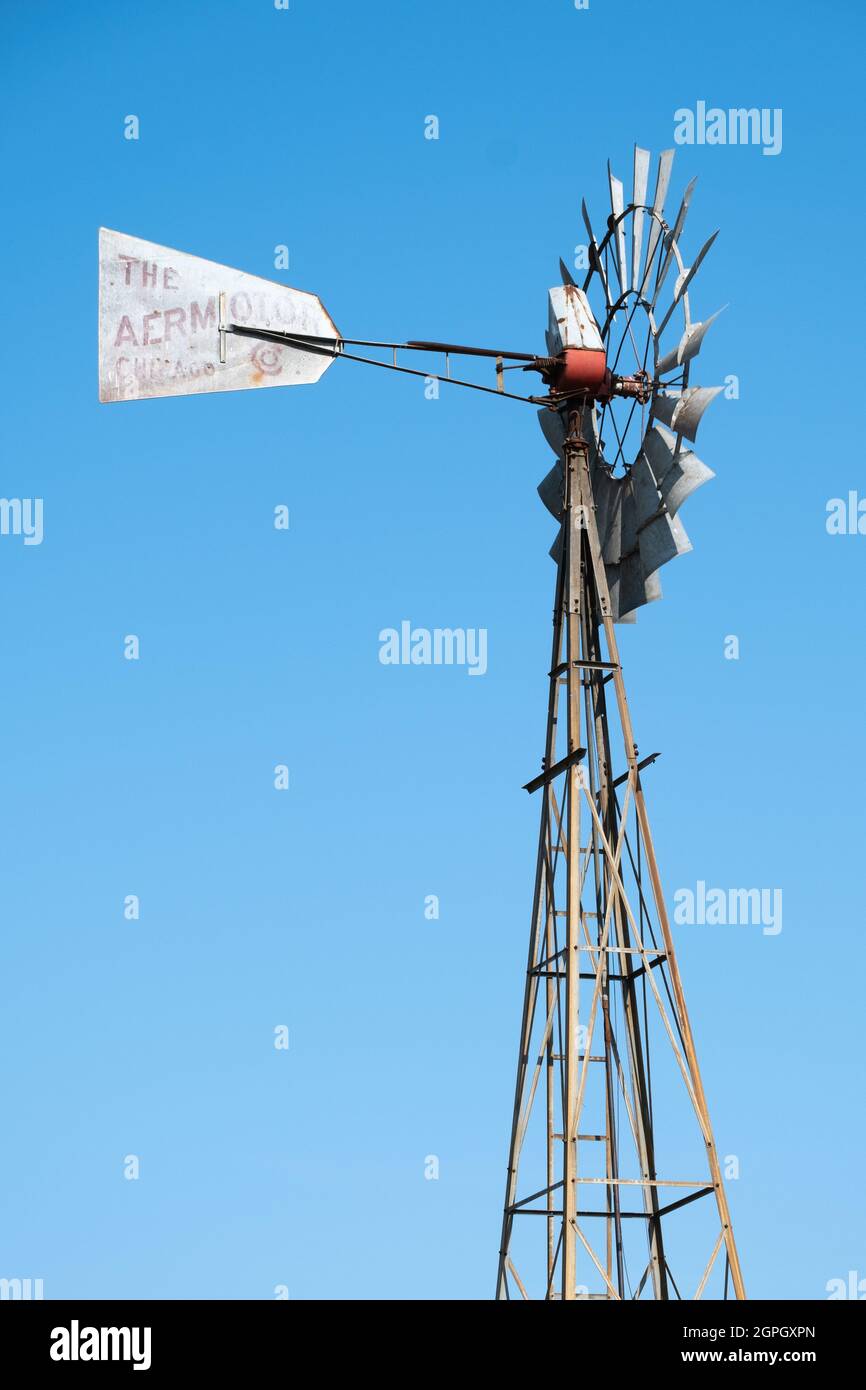 Pompa dell'acqua del mulino a vento usata per pompare l'acqua sotterranea  alla superficie per immagazzinaggio ed uso in agricoltura, agricoltura e  ranching Foto stock - Alamy