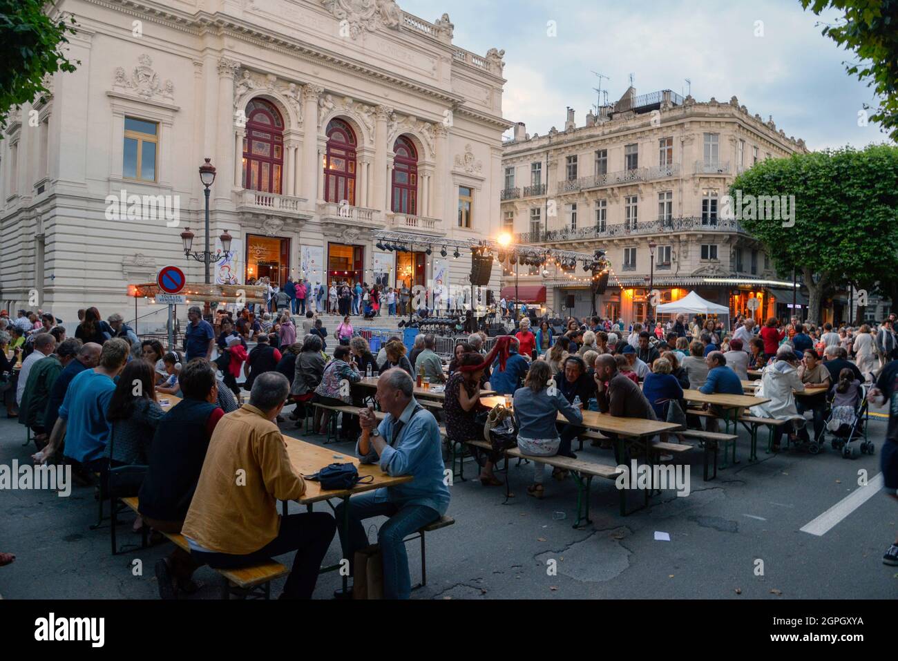 Francia, Herault, Sete, viale Victor Hugo, teatro Moliere sulla strada Brassens dove il cantante ha dato recital, cena in strada al crepuscolo Foto Stock