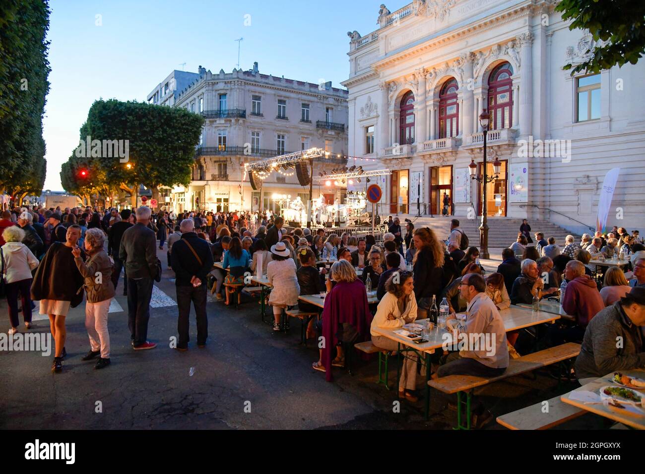 Francia, Herault, Sete, viale Victor Hugo, teatro Moliere sulla strada Brassens dove il cantante ha dato recital, cena in strada al crepuscolo Foto Stock