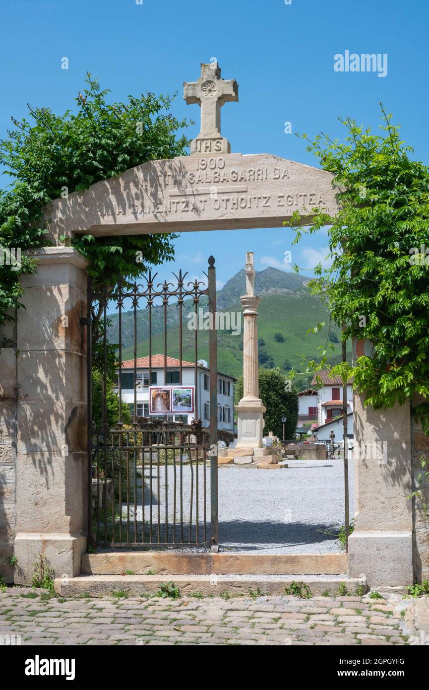 Francia, Pirenei Atlantici, Pays Basque, Sare, elencati come Les Plus Beaux Villages de France, Saint Martin chiesa e il cimitero, la porta di fronte Foto Stock