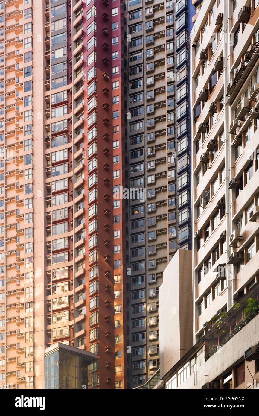 Skyline di alti grattacieli residenziali di appartamenti nel centro di Hong Kong. Foto Stock