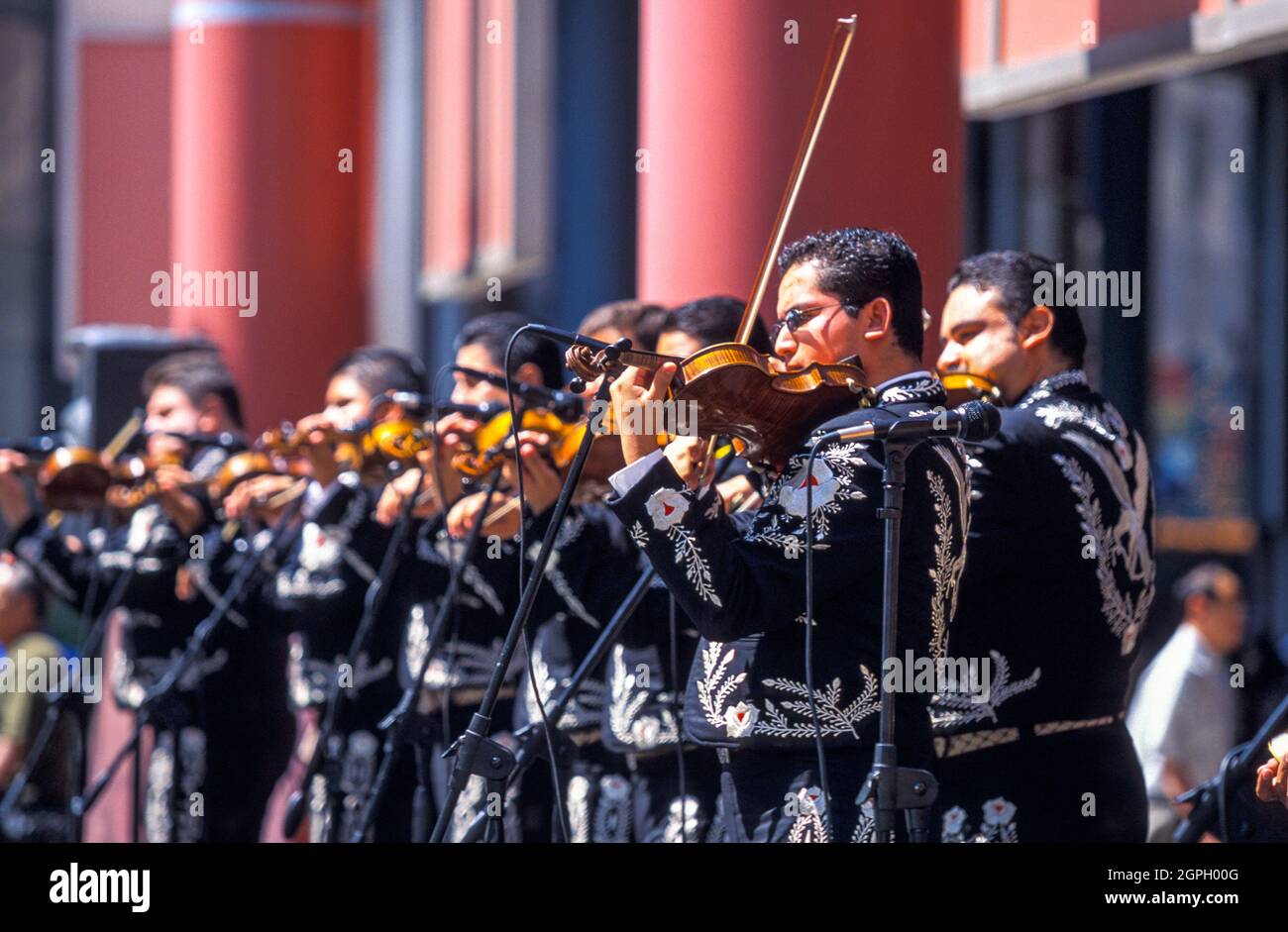 Gruppo Mariachi nell'atrio del James R. Thompson Center, Chicago, Illinois, USA Foto Stock