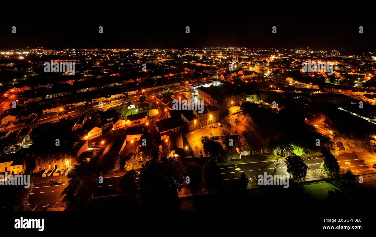 Luci della città di notte, colori della città di notte, foto notturne dal drone. Foto Stock
