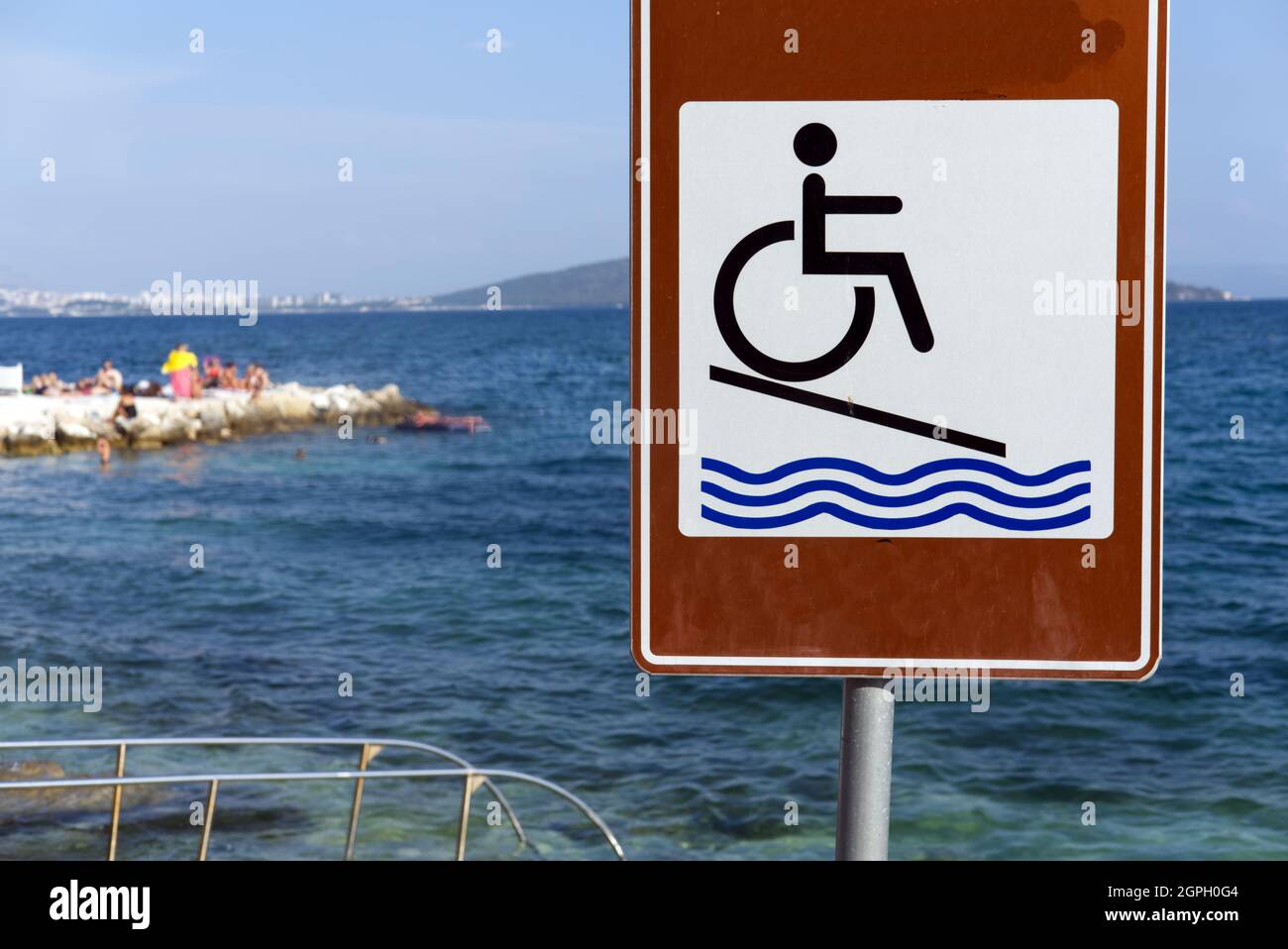Cartello di accesso per sedia a rotelle sulla spiaggia in Croazia Foto Stock