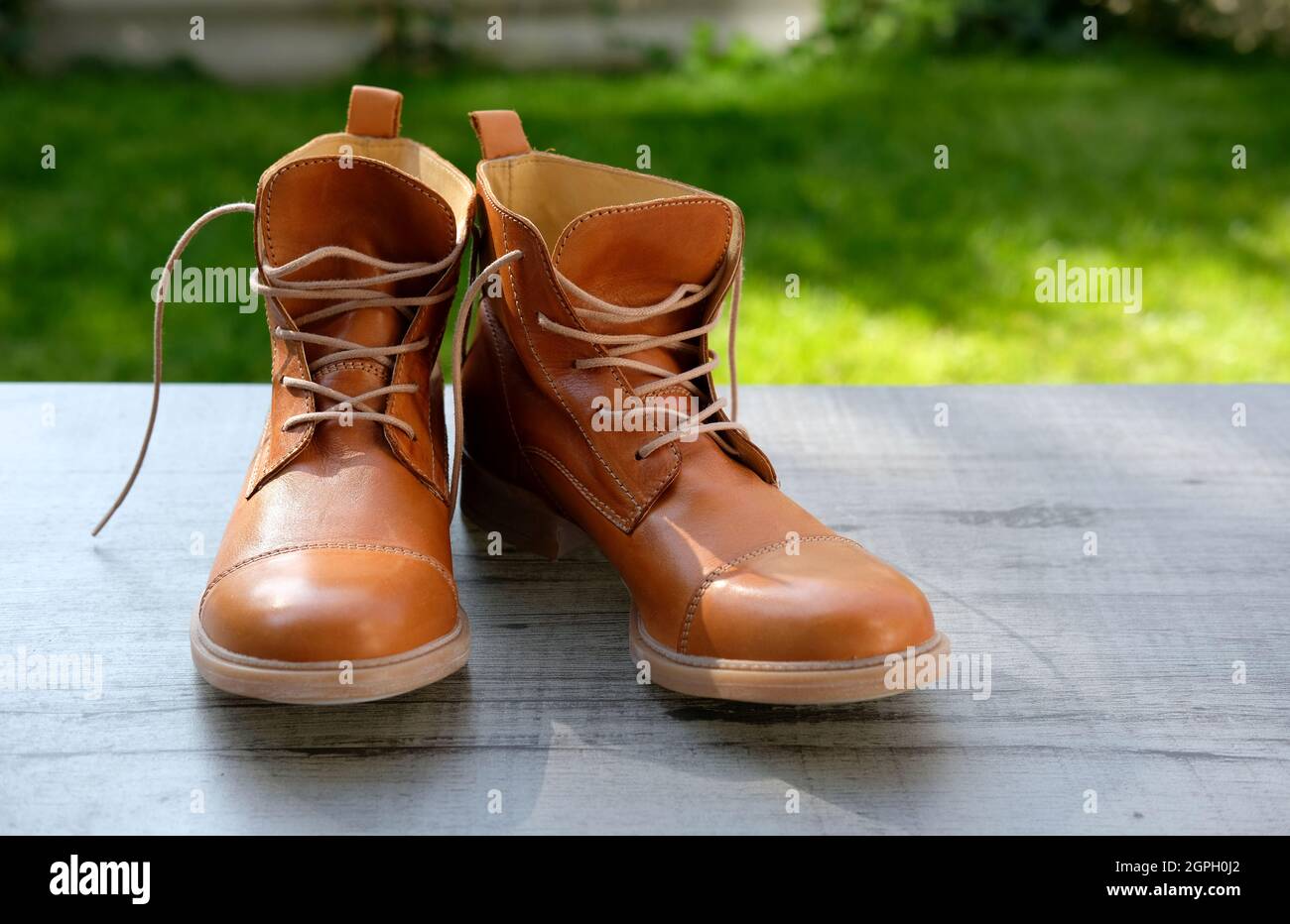 paio di stivali artigianali in vera pelle arancione Foto stock - Alamy