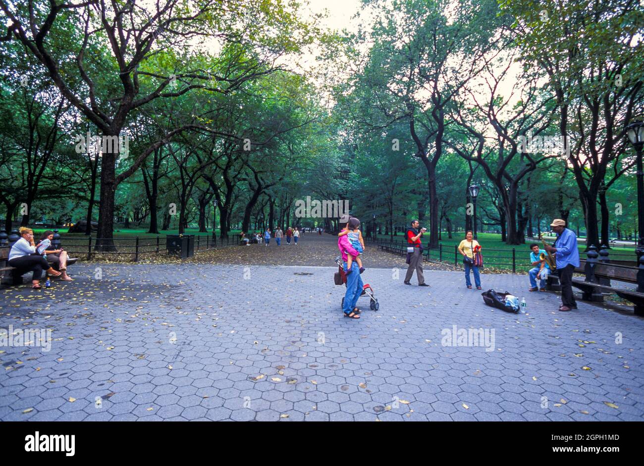 Sax player busking di fronte a People, Central Park, New York, USA Foto Stock