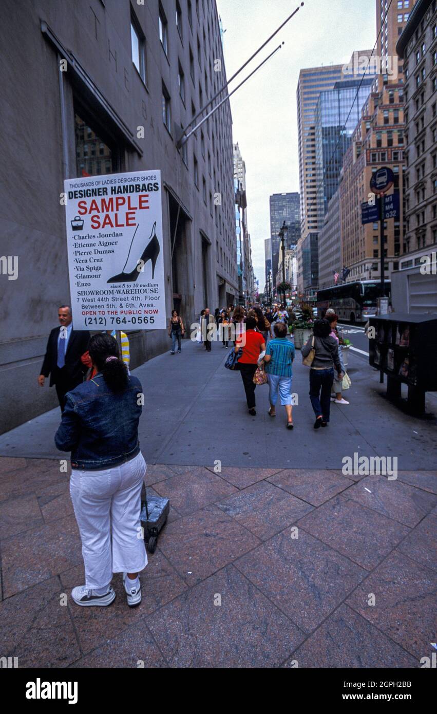 Donna con un cartello con Sample vendita scarpe annunci a New York, USA  Foto stock - Alamy