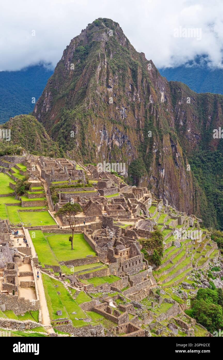 Machu Picchu inca rovine in formato verticale, Cusco, Perù, Sud America. Foto Stock