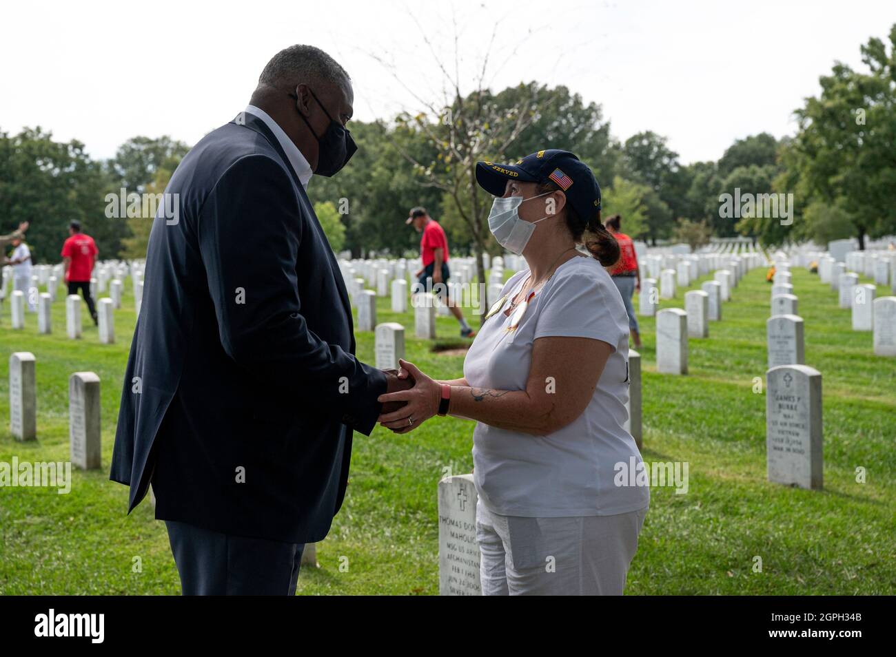 Arlington, Stati Uniti d'America. 25 Settembre 2021. Il Segretario della Difesa degli Stati Uniti Lloyd Austin, a sinistra, parla con la Gold Star Mother Lee-Ann Forsythe, durante il Gold Star Mother’s Weekend, alla Sezione 60 del cimitero nazionale di Arlington, 25 settembre 2021 ad Arlington, Virginia. Le madri Gold Star hanno perso un figlio o una figlia nell'esercito. Credit: Lisa Ferdinando/DOD/Alamy Live News Foto Stock